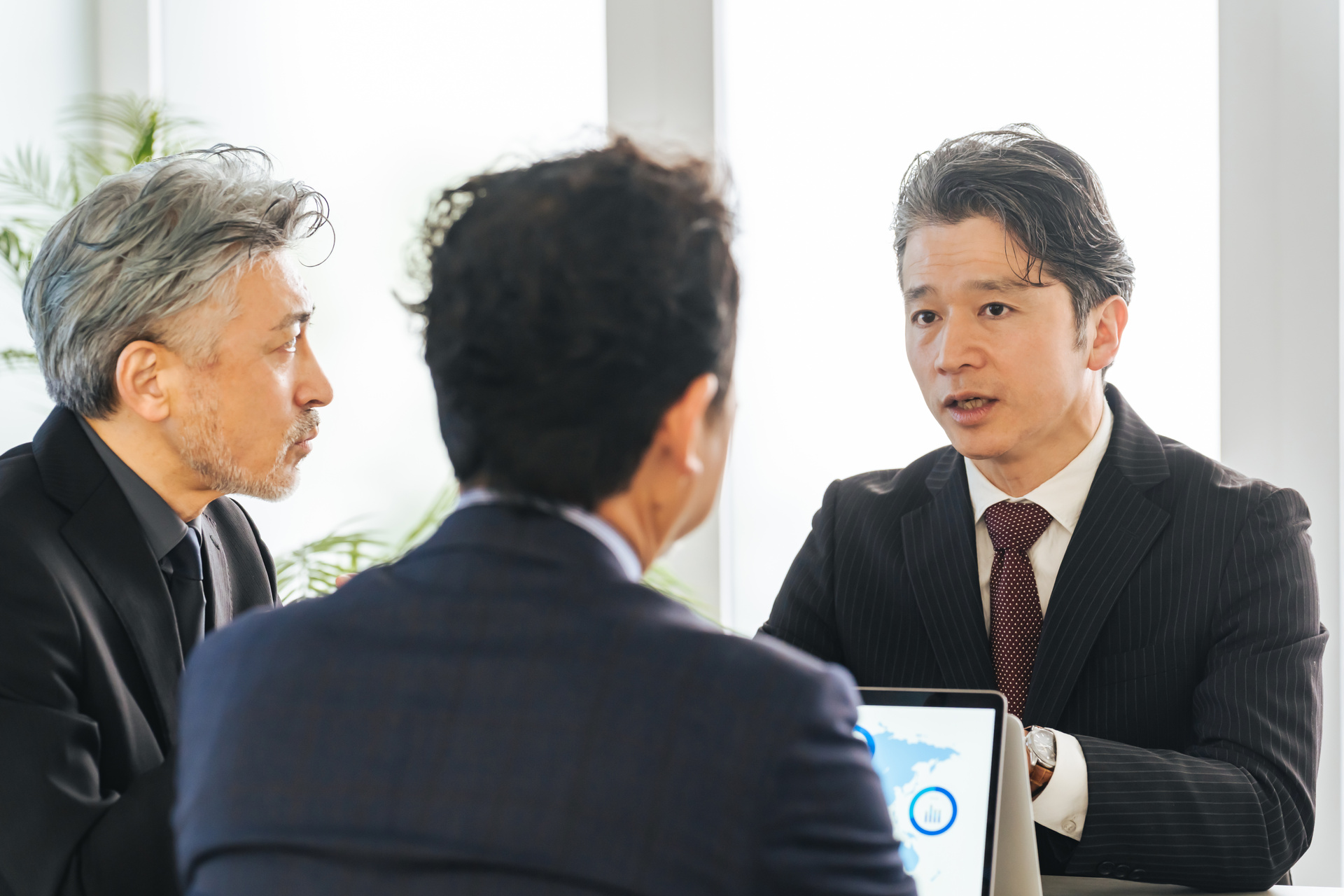 案内する男性スタッフ